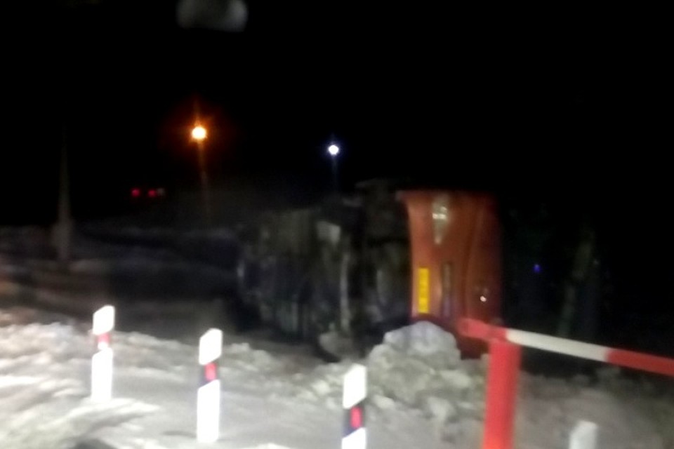 Автобус с пассажирами перевернулся в Кузбассе. ФОТО: vk.com, "Типичное Белово"