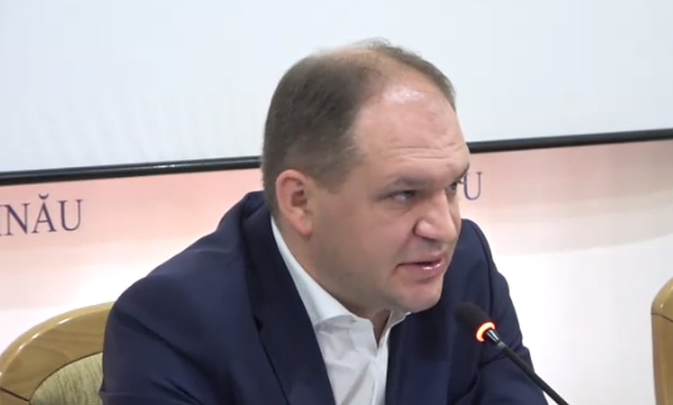 Мэр Кишинева попросил главу управления образования уйти в отставку.