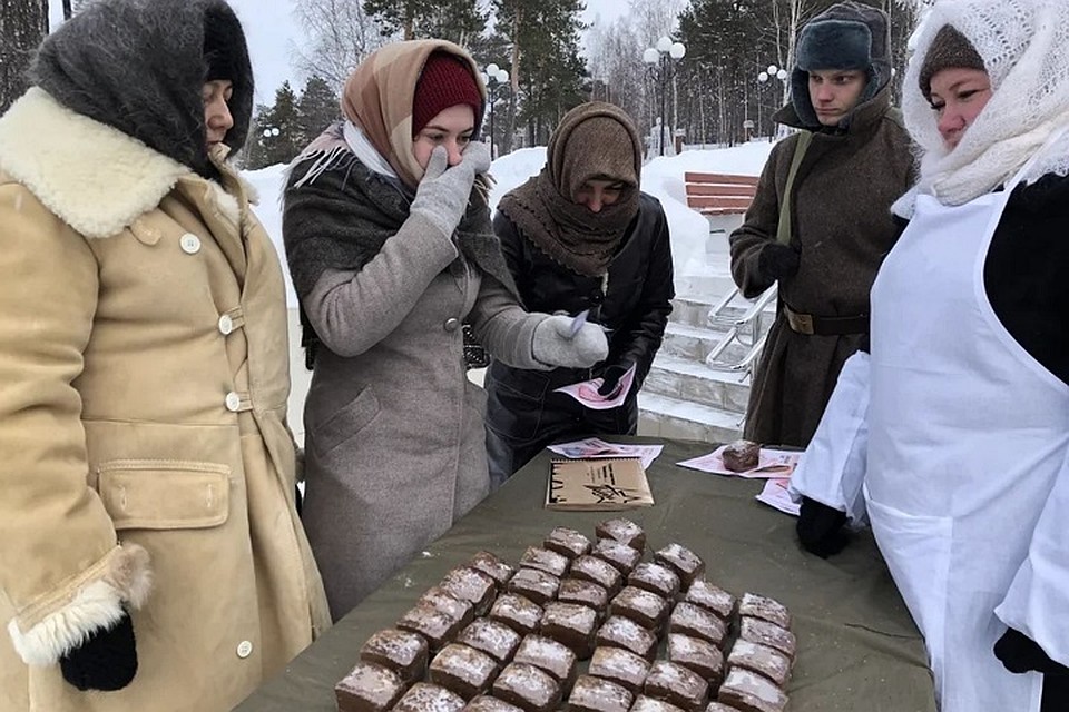 В Ноябрьске раздали по 125 граммов «Блокадного хлеба» Фото: Администрация Ноябрьска