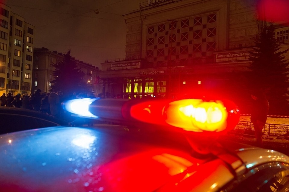 Инспекторы ГИБДД совместно с полицейскими пытаются найти водителя, который сбил мужчину на КАД и тут же скрылся.