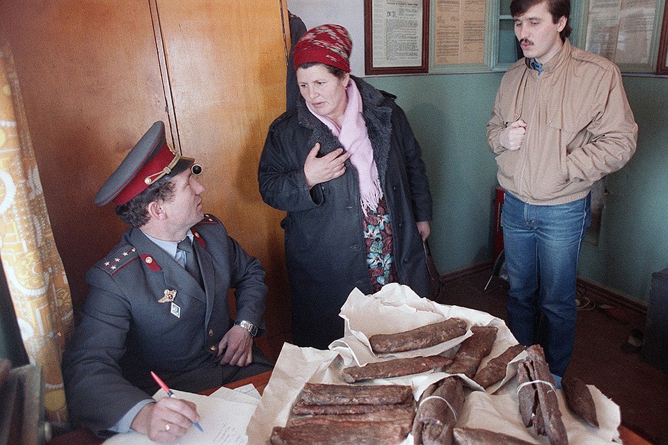 Краснодар, 1989 год. Гражданка Л.М. Мосиян, задержанная за торговлю копченым мясом домашней выработки без патента "в неустановленном месте". Фото Владимир Веленгурин/Фотохроника ТАСС