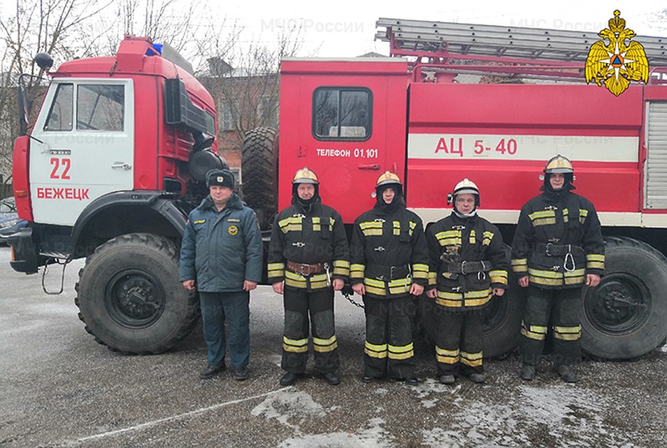 Спасатели помогли женщине вернуться в квартиру, где были заперты дети Фото: ГУ МЧС России по Тверской области