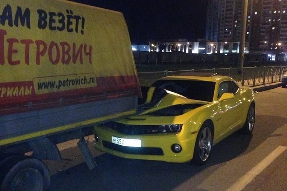 На Богатырском проспекте "Шевроле" влетел под "Газель". Фото: vk.com/spb_today