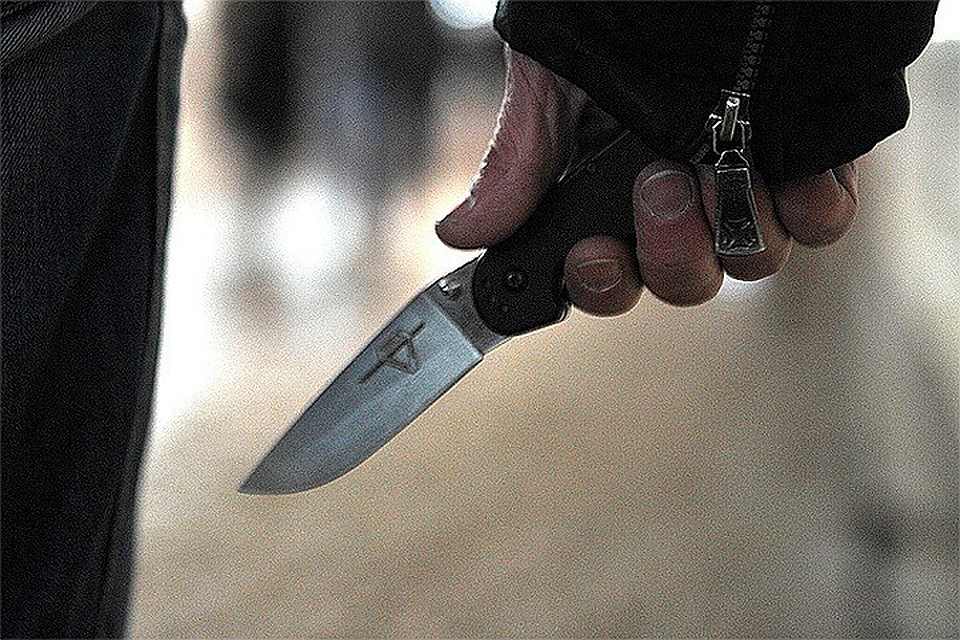 Два безработных подростка порезали и ограбили 26-летнего петербуржца.
