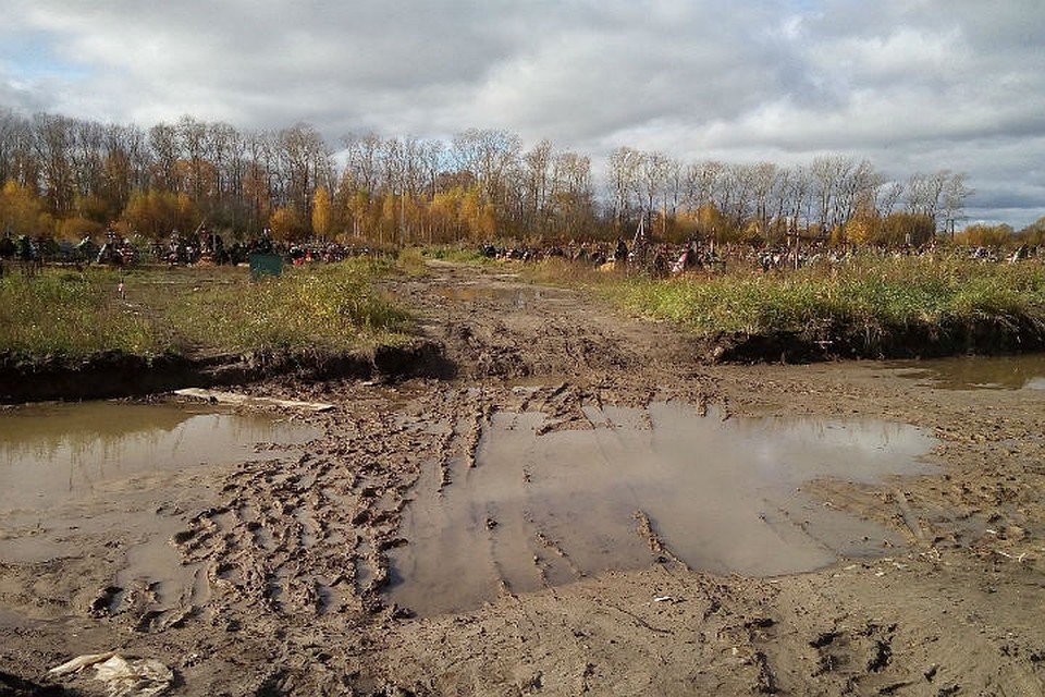 Весной и осенью пройти к могилам можно только в резиновых сапогах