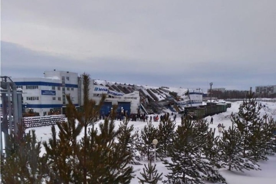 Следком проводит проверку после обрушения кровли на кузбасском заводе. ФОТО: vk.com, "Прокопьевск.ру"