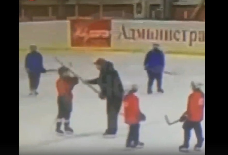 Специалист стучал 9-летнему спортсмену клюшкой по шлему.