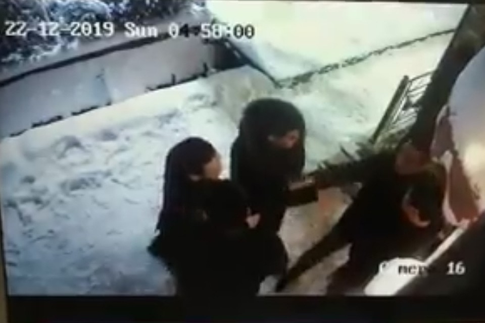 Через секунду один выстрелит, а второй сумеет увернуться от пули.