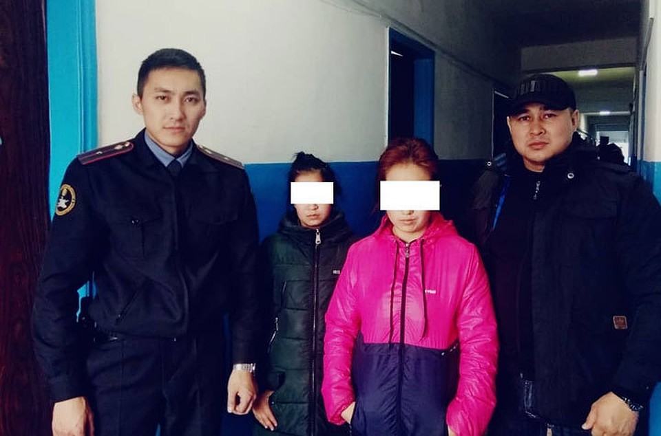 Девочек нашли и отвезли к родителям.