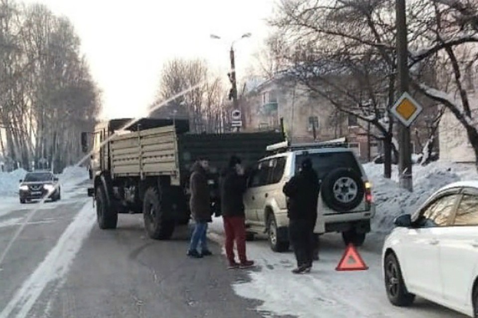 В Комсомольске иномарка врезалась в КАМАЗ