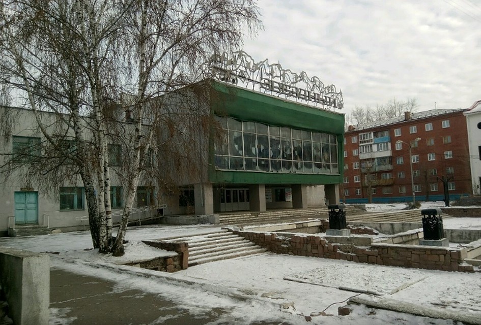 Территория у ДК "Звездный" выглядит обветшалой и запущенной.