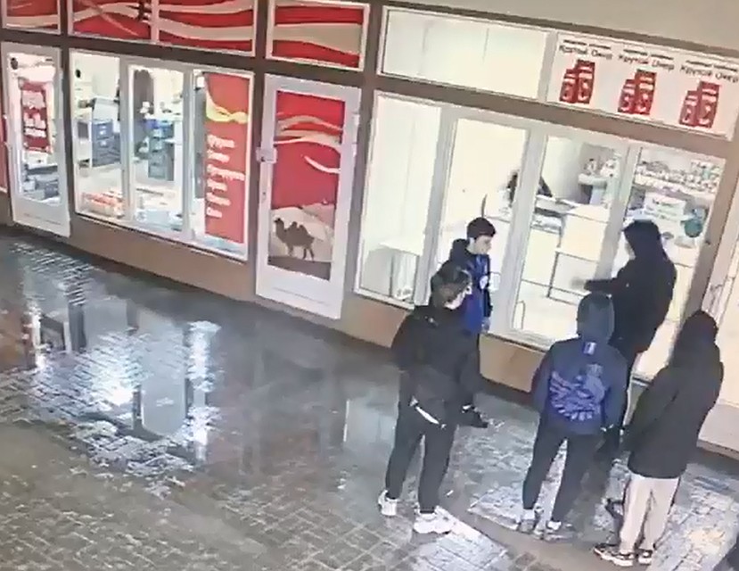 Во время конфликта убийца ударил ножом подростка.