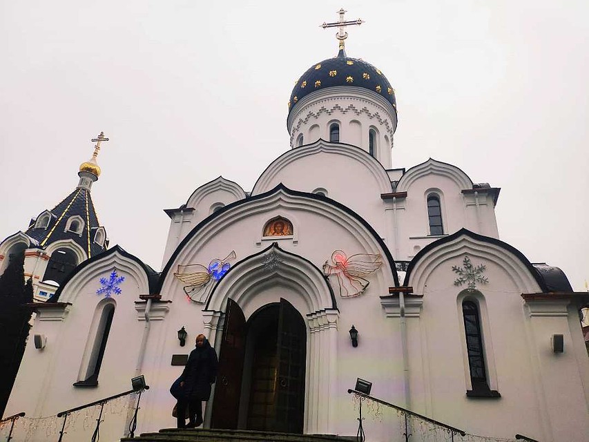Мужчины в монастыре трудятся и молятся.