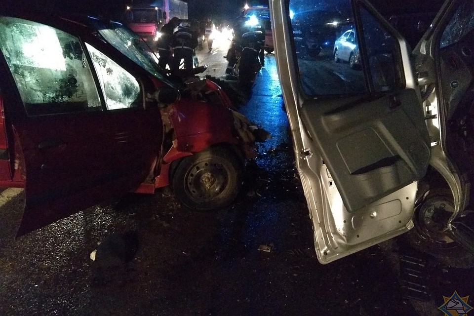 В районе деревни Козлякевичи столкнулись автомобили "Рено" и грузовой ГАЗ-3302. Фото: МЧС