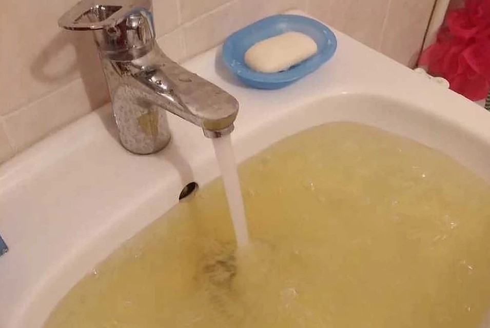 Ржавая вода льется из кранов жителей Челябинска уже почти месяц.