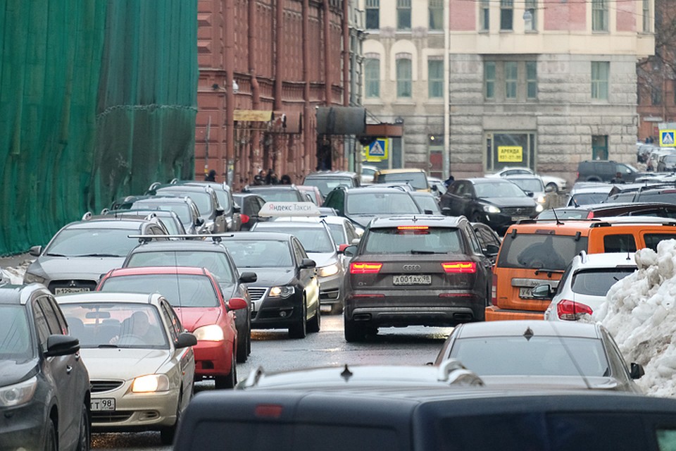Утром Петербург встал в километровые пробки