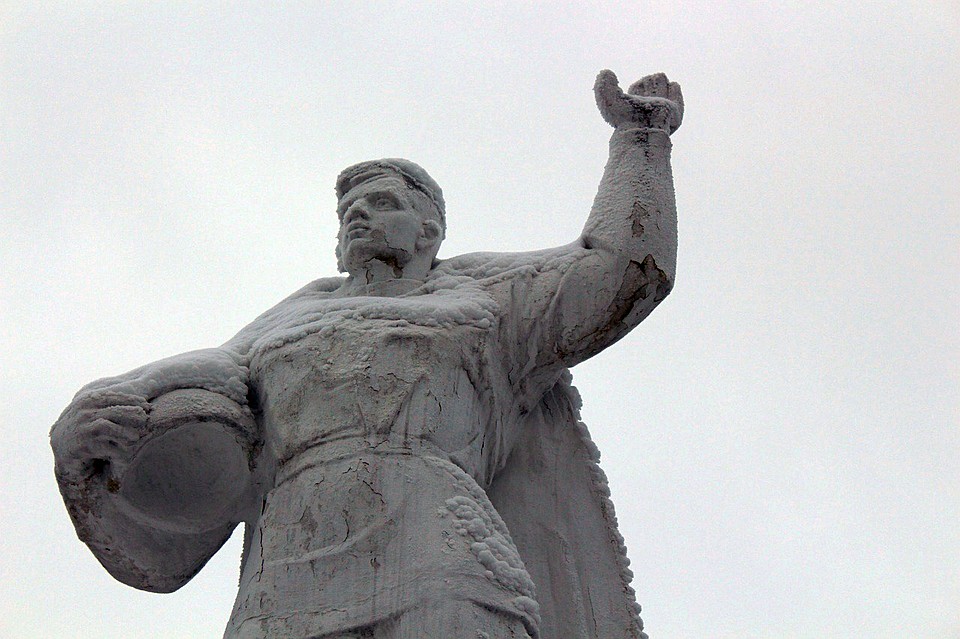Глядя на Колського "Алешу" и не скажешь, что его реконструкция завершилась каких-нибудь полтора года назад. Фото: "Кольский район: что есть и что будет?"