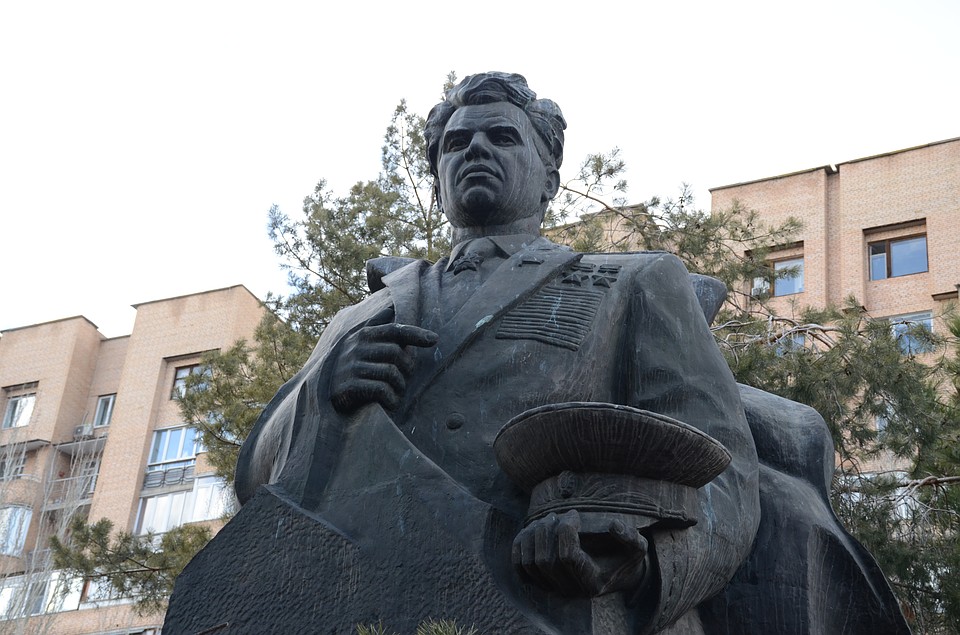 Гранитный памятник Чуйкову выглядит нормально.