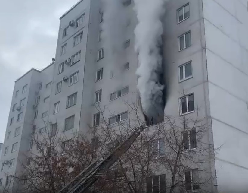 Из окна горящей квартиры валил густой столб дыма