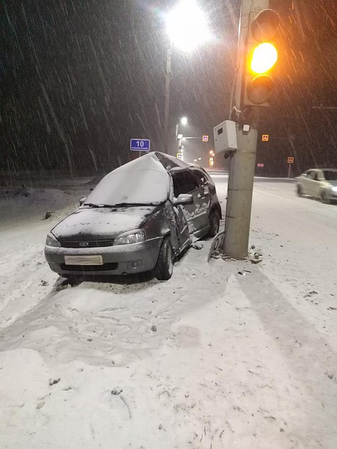 С заснеженной трассы автомобиль улетел прямо в опору ЛЭП