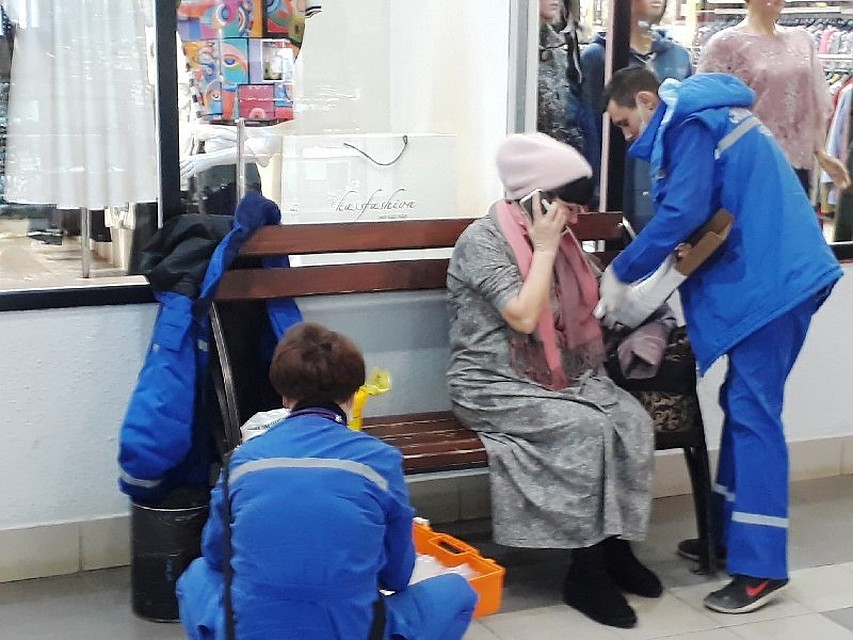 Прибывшие в торговую галерею медики наложили на руку пострадавшей шину.