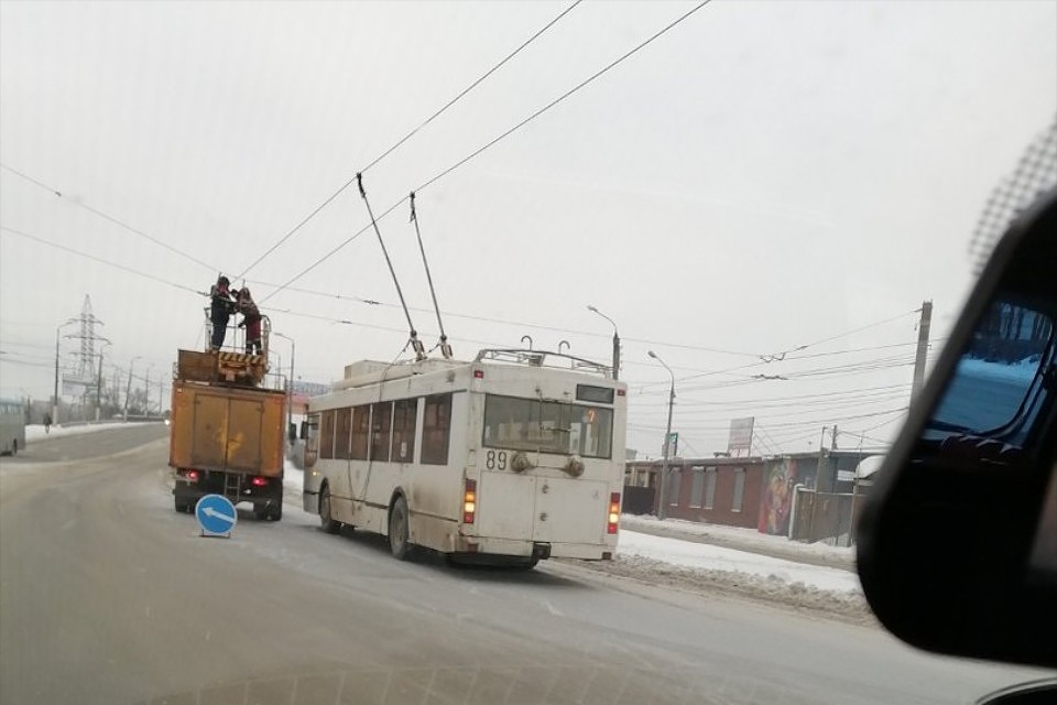 Троллейбусы сломались на подъёме на Юный мост. Фото: Татьяна Берлинова / vk.com/podslyshano_y_voditelei69