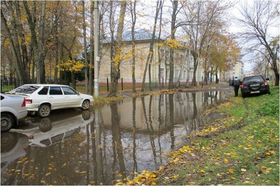 Территорию у школы постоянно топит. ФОТО: администрация Рыбинска