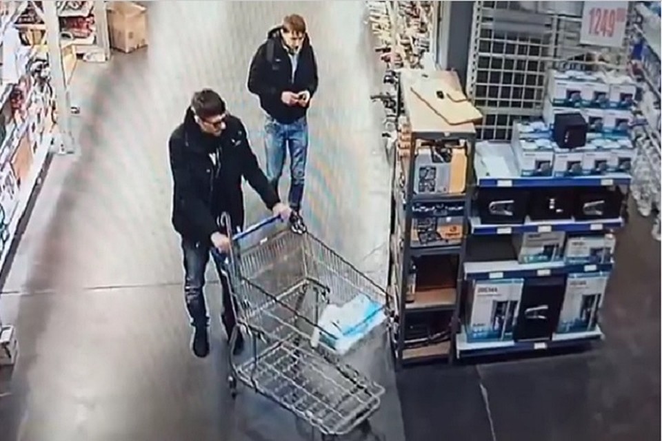 Любители элитного коньяка попали на камеру видеонаблюдения (Фото: Инспекторат полиции Бельц).