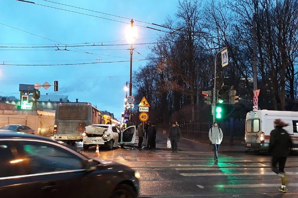 В Петербурге BMW устроил несколько ДТП на 22-й линии Васильевского острова. Фото: vk.com/spb_today