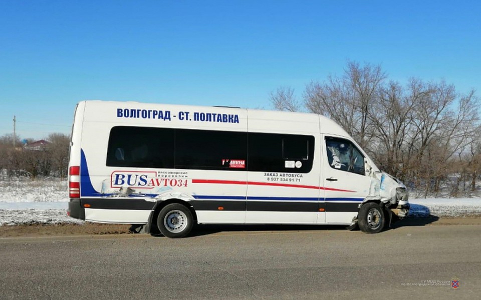 14-летнюю девочку из микроавтобуса увезли с травмами в больницу.