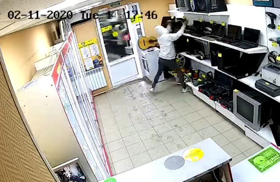 В Тюмени молодой человек ограбил комиссионный магазин. Скриншот из видео УМВД по городу Тюмени.