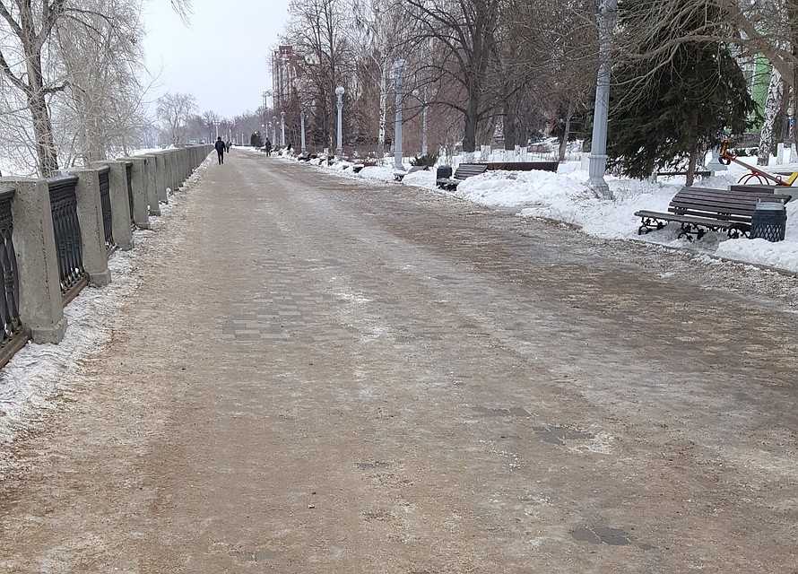 Из-за перепада температур на дорожках образовалась наледь фото: twitter.com/irinasvi61