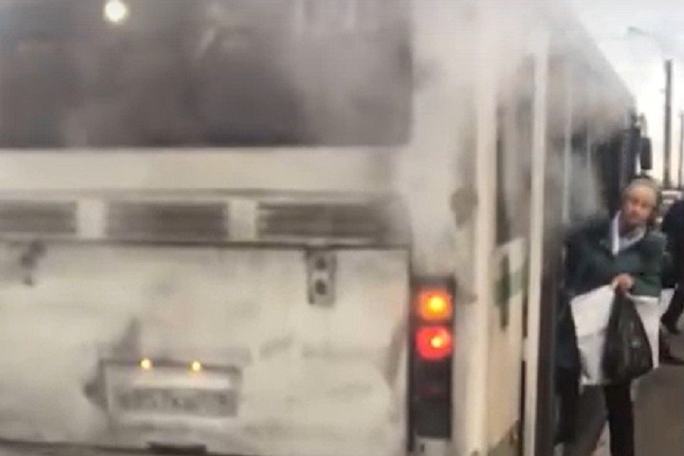 В Петербурге на ходу задымился автобус