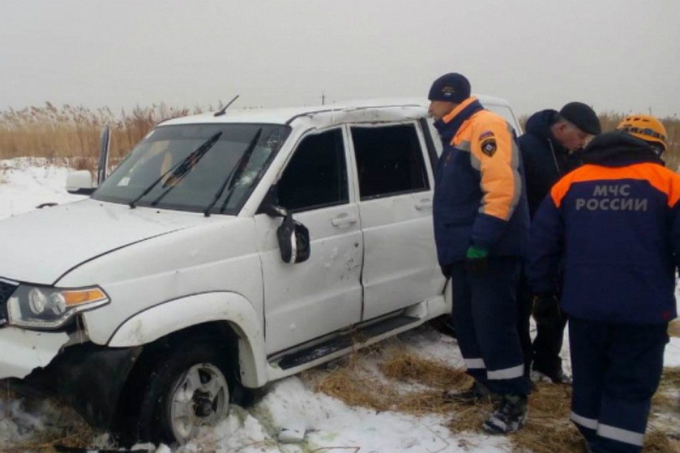 Под Хабаровском из перевернувшейся машины достали чудом выжившего водителя