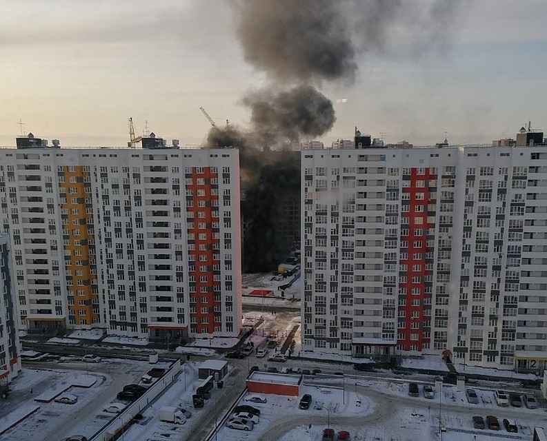 Тюменцев напугал густой дым на стройплощадке. Фото - "ЧС Тюмень".