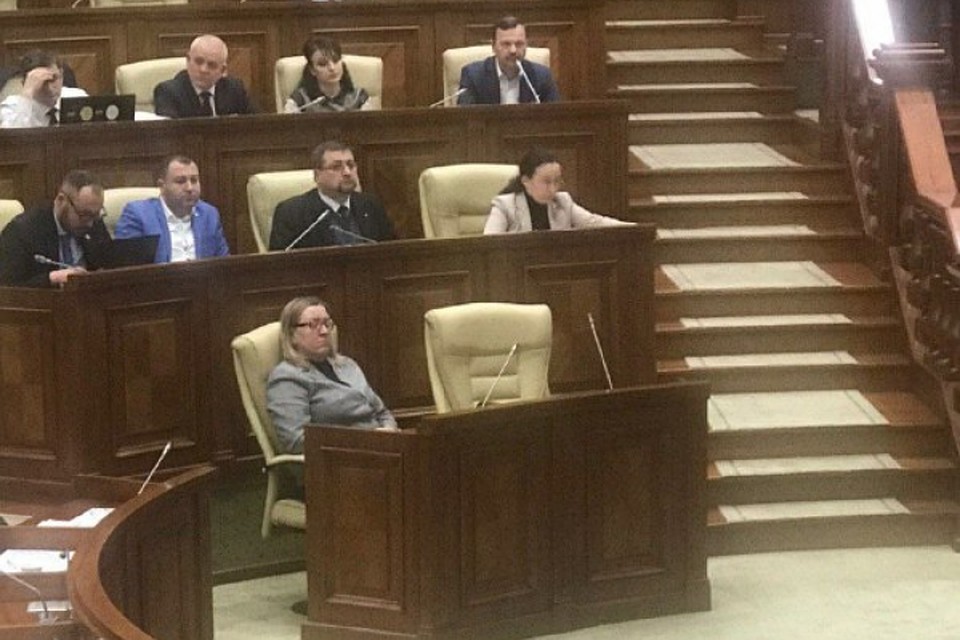 Галина Сажин спит в первом ряду.