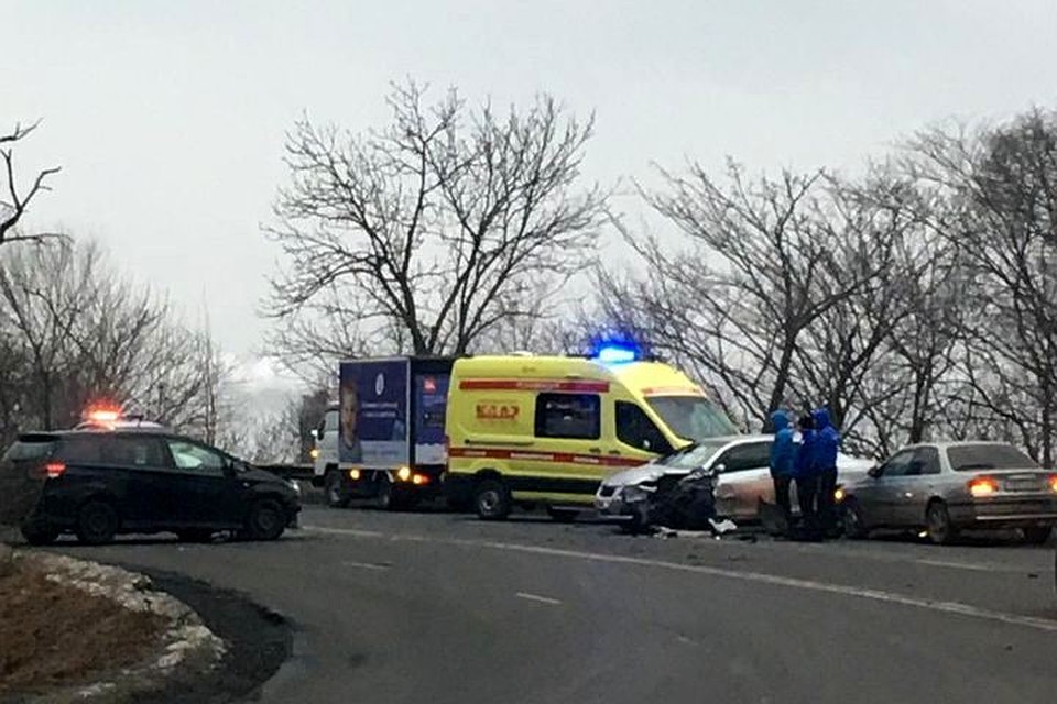 Автомобили заняли большую часть дороги