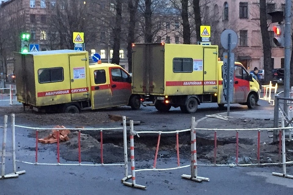 Аварийный автомобиль провалился в асфальт, приехав ограждать другую большую дыру в центре Петербурга