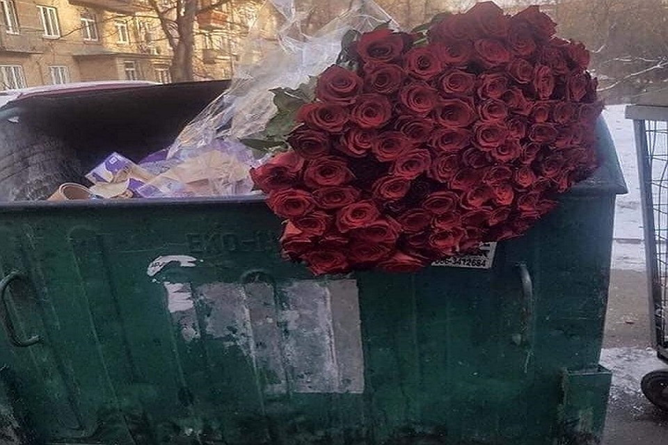 Что же натворил джентльмен, если девушка предпочла выбросить презент на помойку, а не прощать возлюбленного, так и осталось загадкой