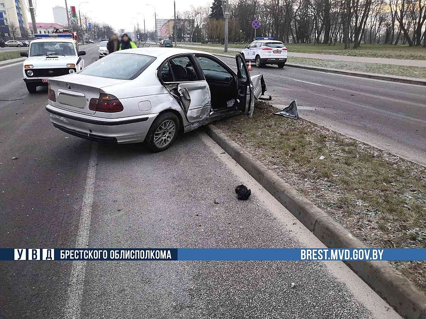 В Бресте водитель BMW разнес проспект Машерова: повредил 11 пролетов забора и 4 дорожных знака. Фото: brest.mvd.gov.by.