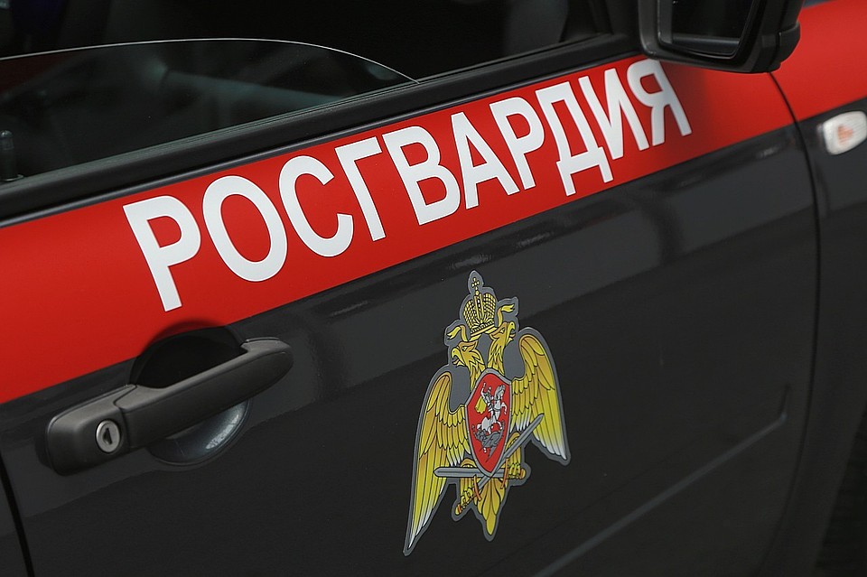 Росгвардейцам удалось отговорить мужчину от самоубийства.