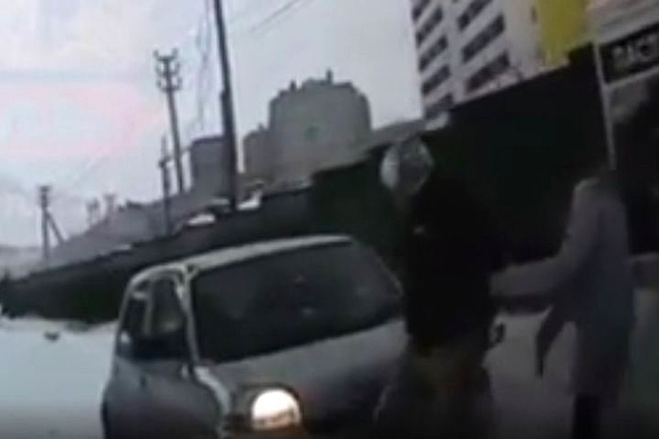 Люди чудом уцелели после заноса авто.Фото: screenshot видео