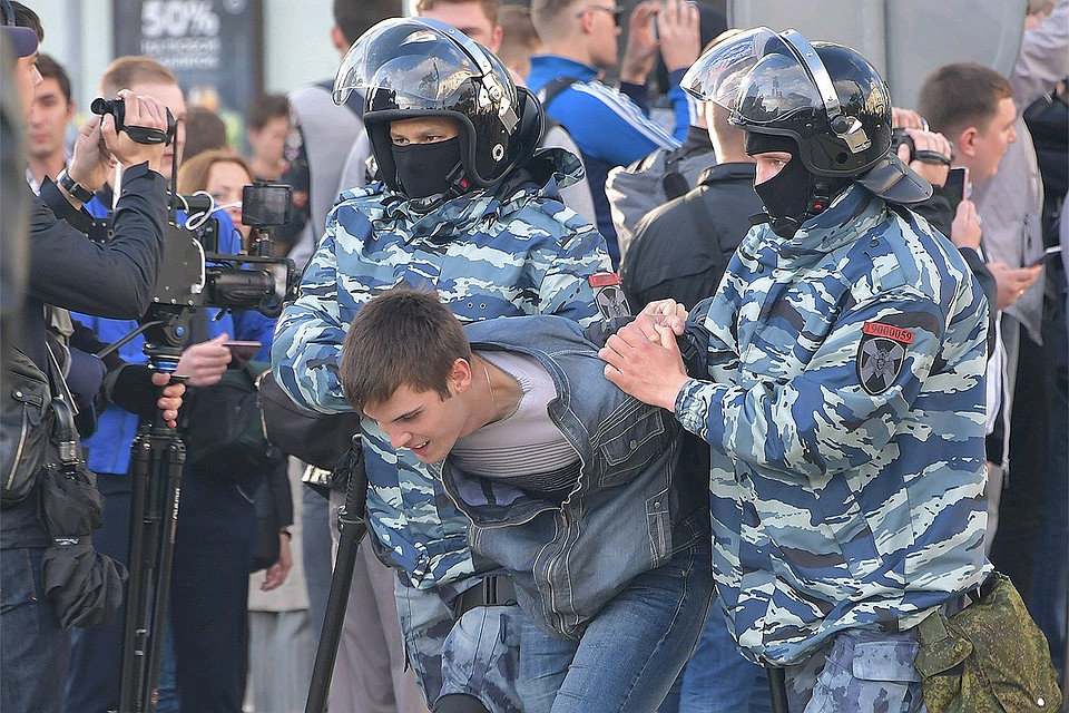 Сотрудники Росгвардии проводят задержание во время акции в поддержку независимых кандидатов в депутаты Мосгордумы, август 2019 г.