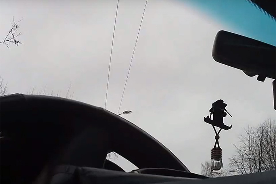 Женщина нечаянно заперла малыша в автомобиле, помог инспектор ГАИ. Фото: кадр из видео МВД.