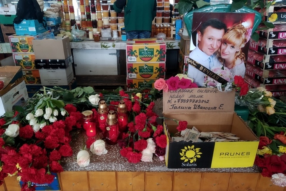 Торговое место, где работали Вадим и Дарья, утопает в цветах.