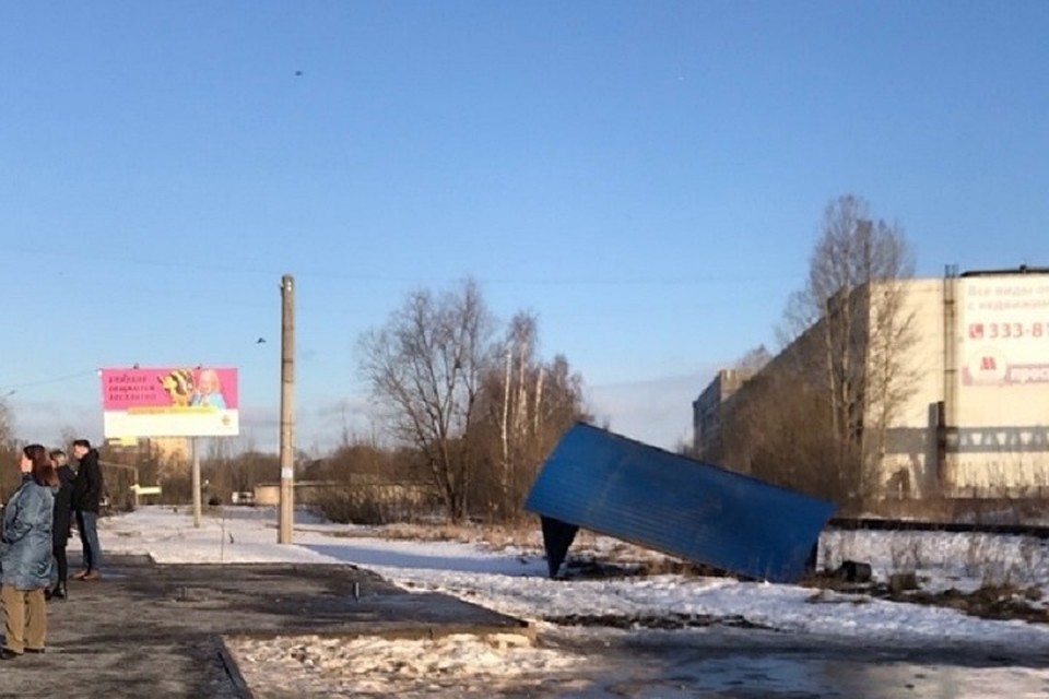 Благо, из-за «летающей» остановки никто не пострадал. Фото: "Жесть Ярославль"\vk.com.