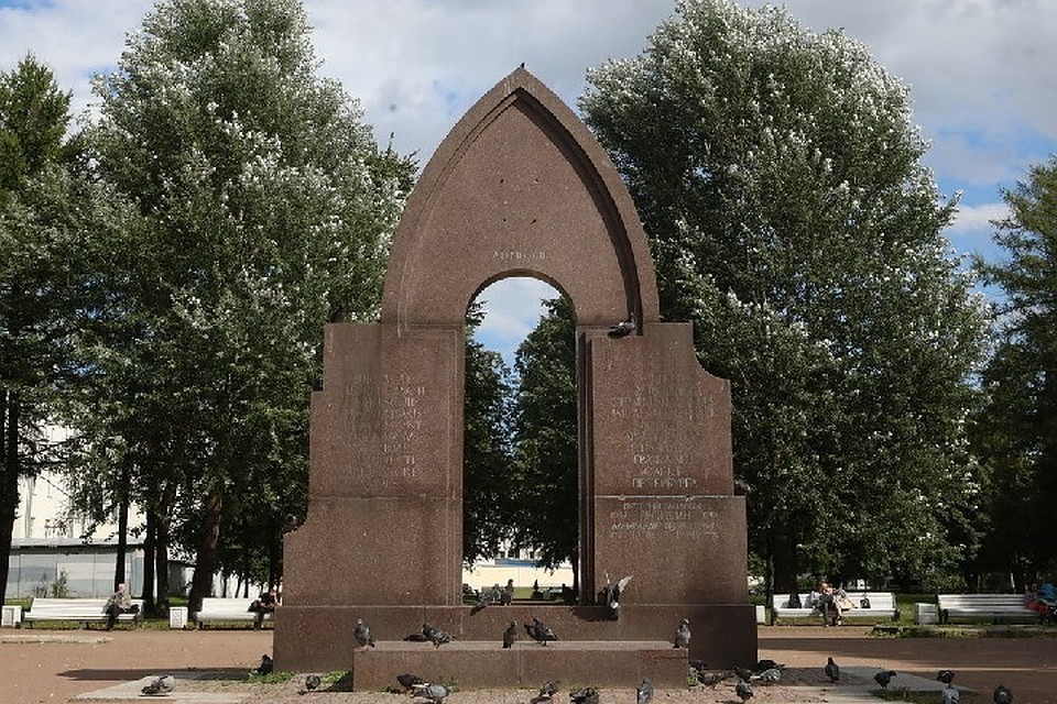 Памятник "Первостроителям Петербурга" стоит на месте бывшего кладбища, где похоронены многие зодчие из числа иностранцев и русских. Фото: «Петербургский дневник»/Роман Пименов