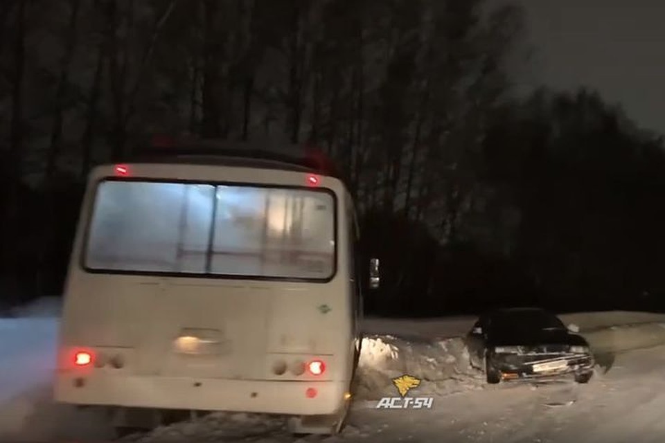 Пассажирский автобус с людьми столкнулся с легковушкой. Фото: стоп-кадр