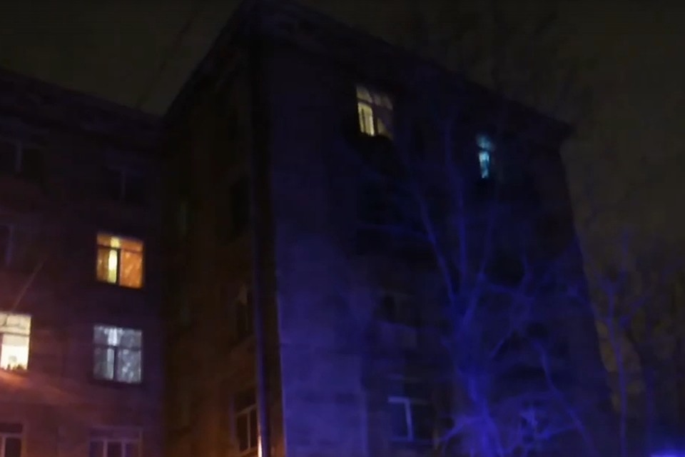 В Петербурге эвакуировали 80-летнюю пенсионерку из горящей квартиры на улице Седова. Фото: vk.com/spb_today