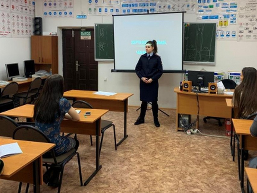 Учеников ямальской автошколе попросили быть вежливыми на дороге. Фото - УГИБДД УМВД России по Ямало-Ненецкому автономному округу.